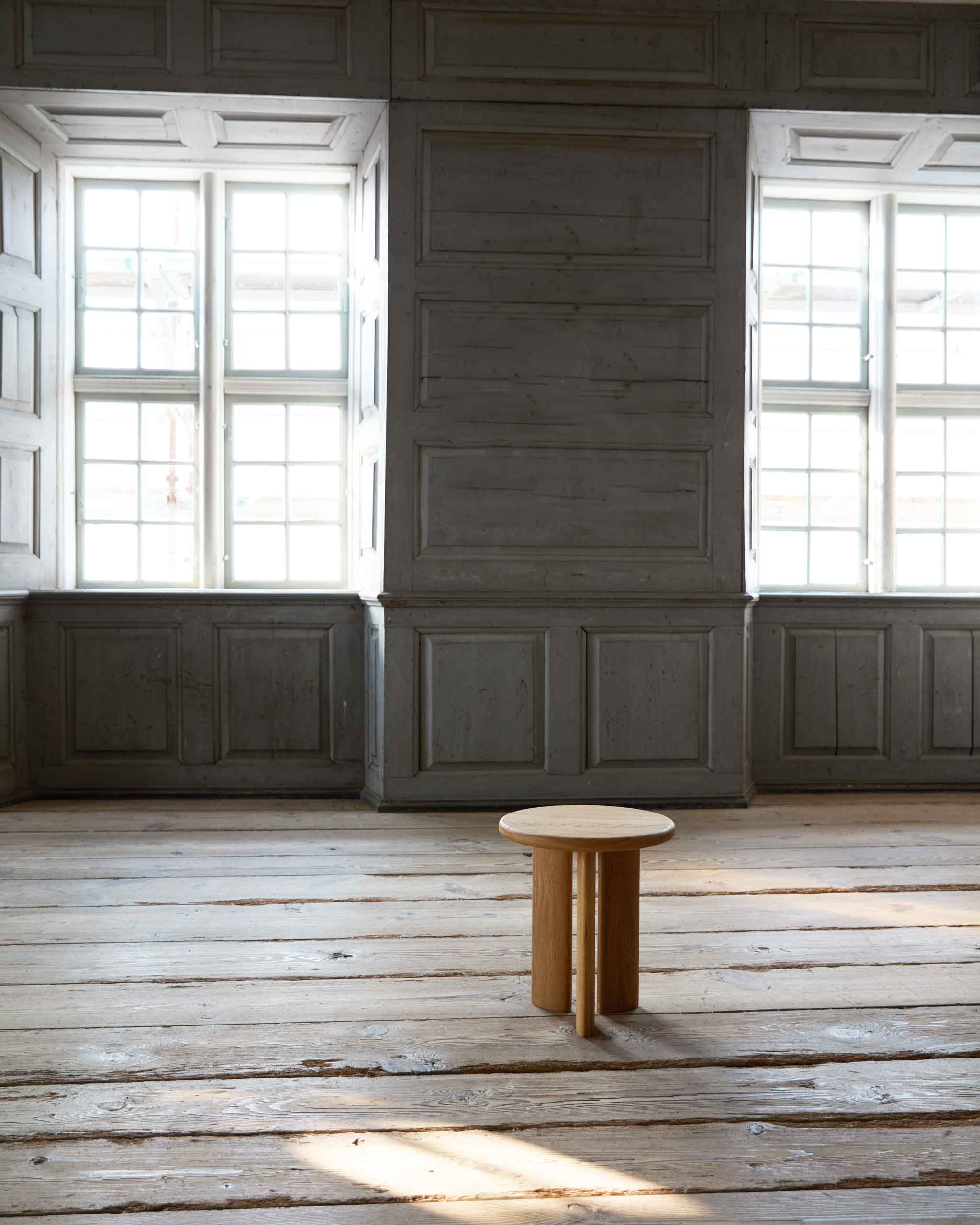 SIDEKICK TABLE DARK OAK