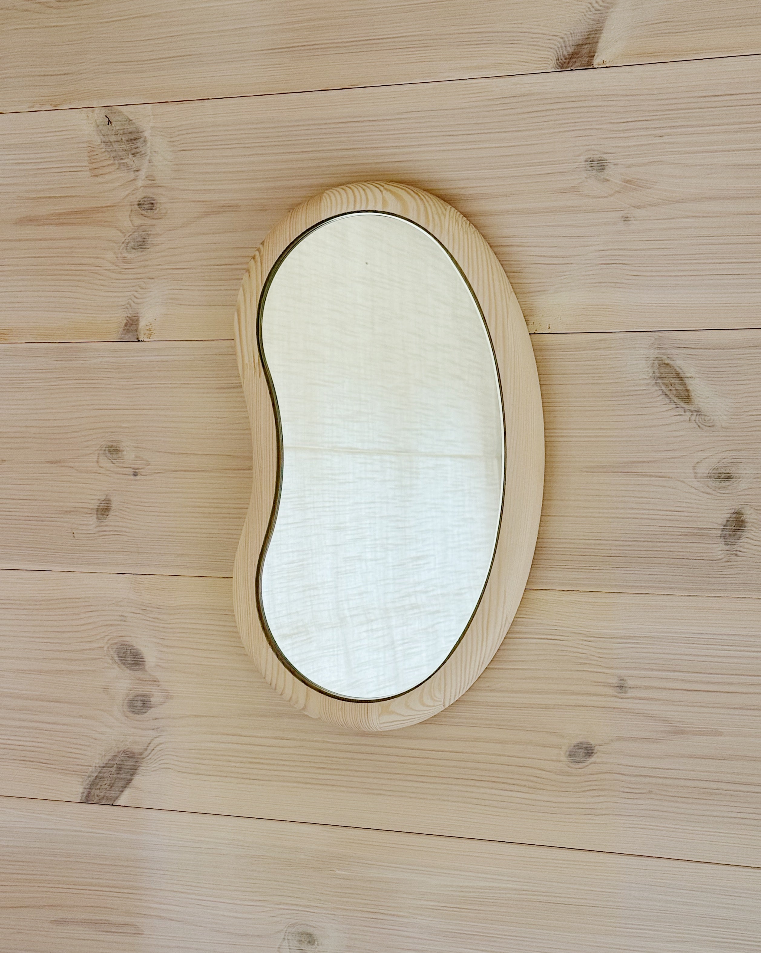 FLOWY MIRROR PINE