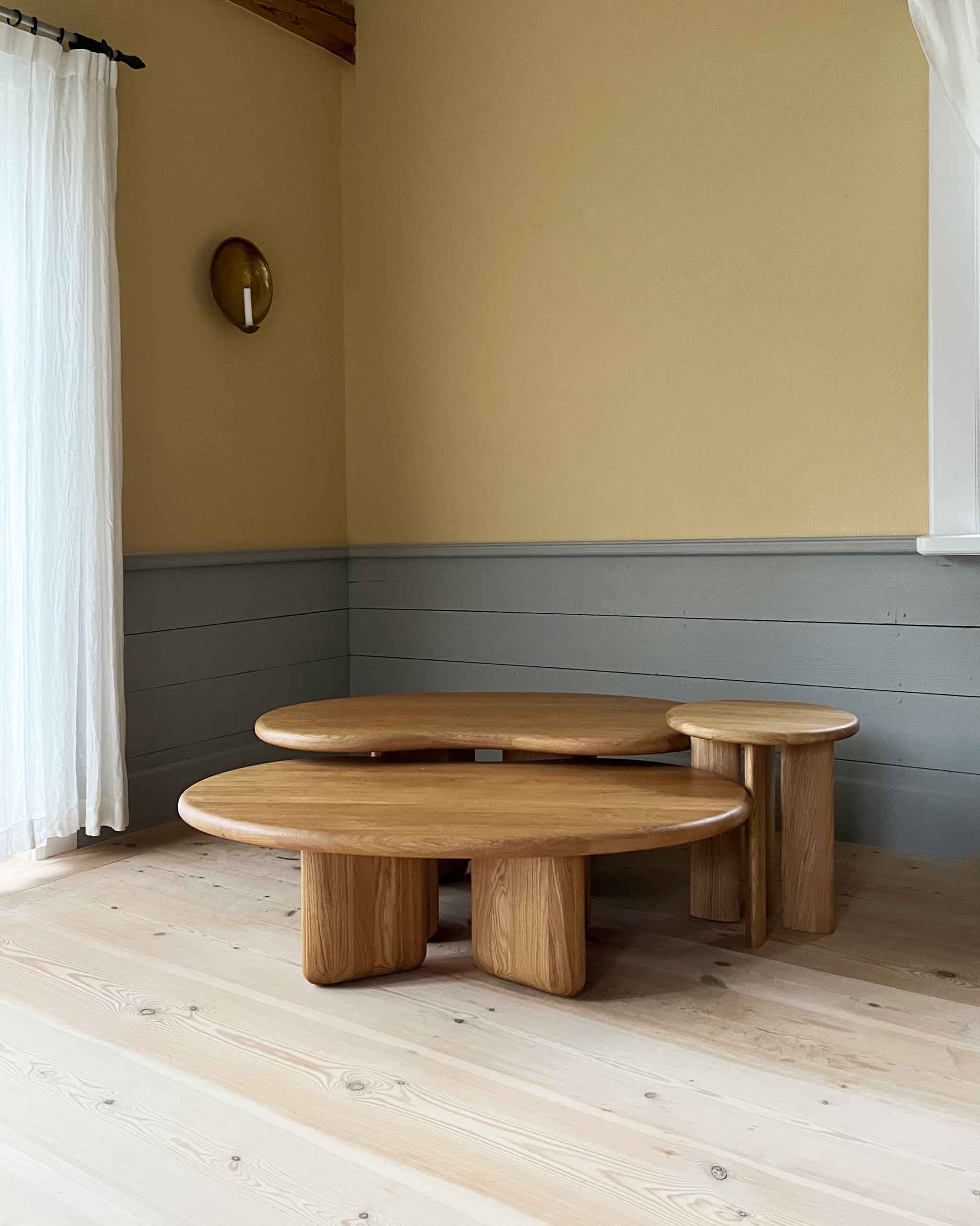 FLOWY SOFA TABLE OAK